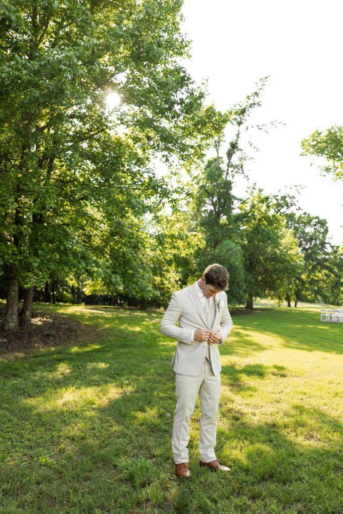 candid and intimate wedding photoshoot poses with bride and groom