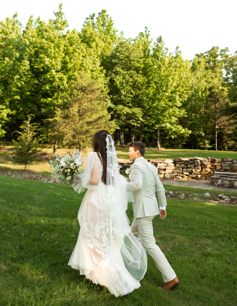 candid and intimate wedding photoshoot poses with bride and groom