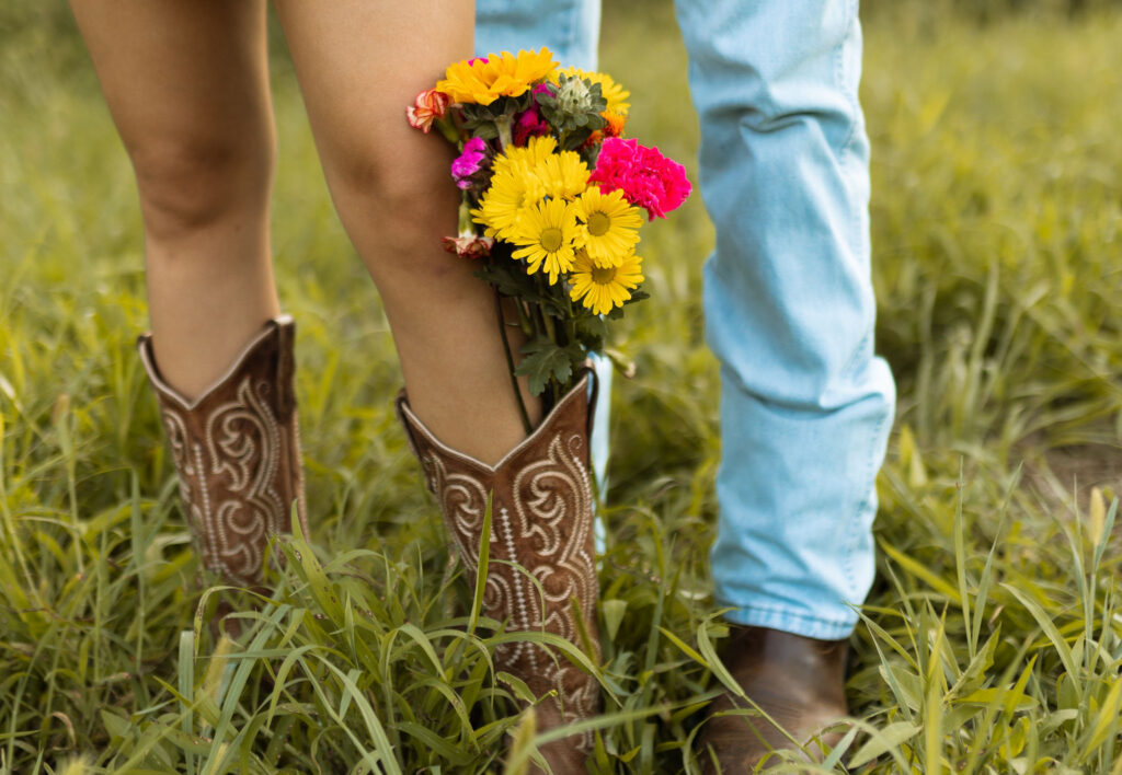field engagement photos poses and romantic outfits