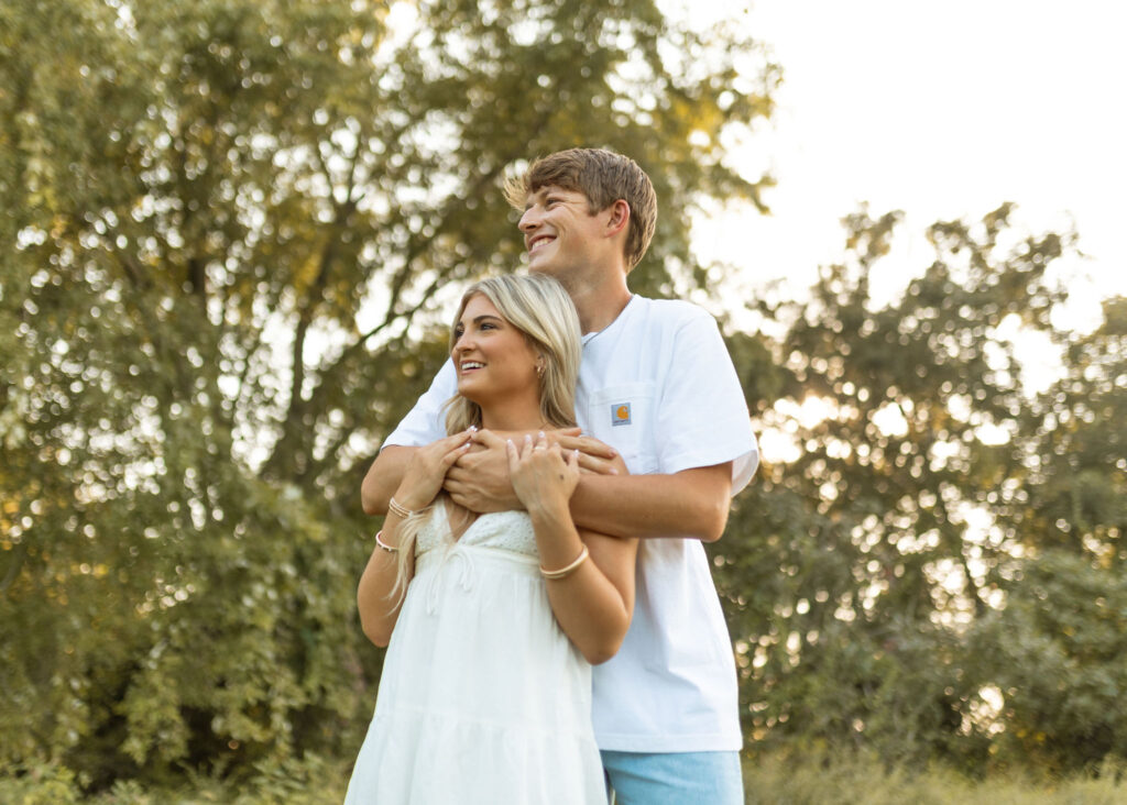 field engagement photos poses and romantic outfits