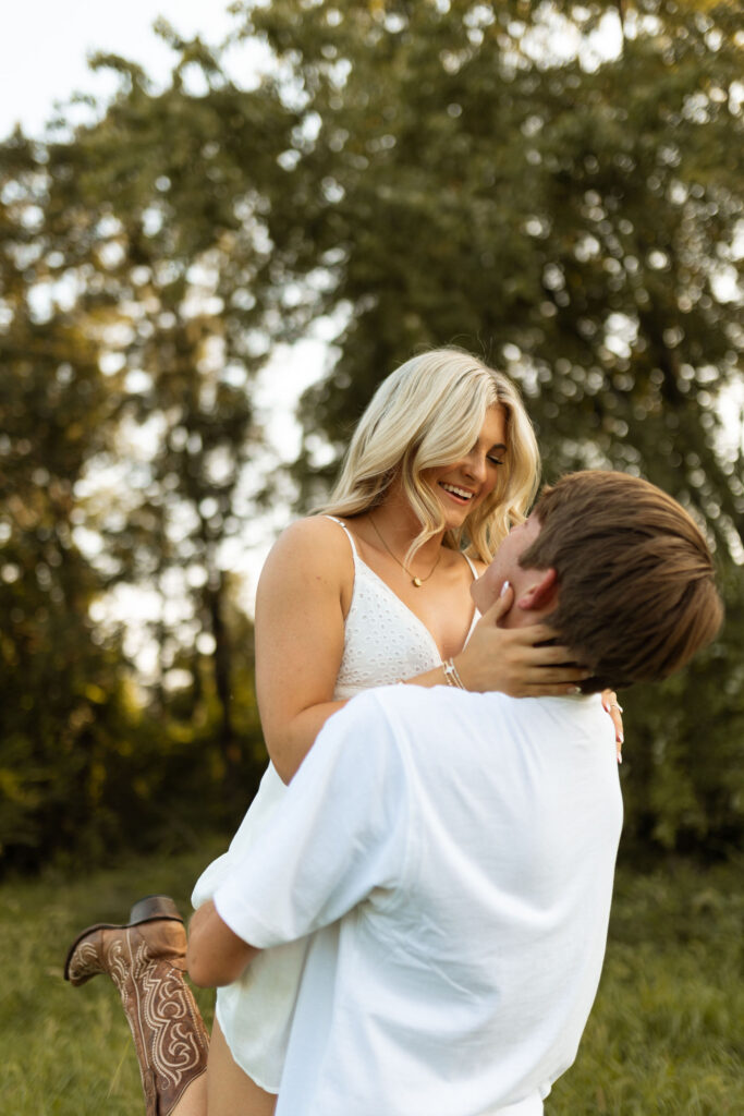 field engagement photos poses and romantic outfits