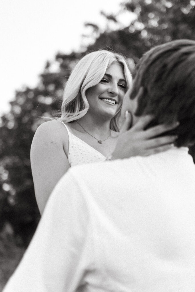 field engagement photos poses and romantic outfits