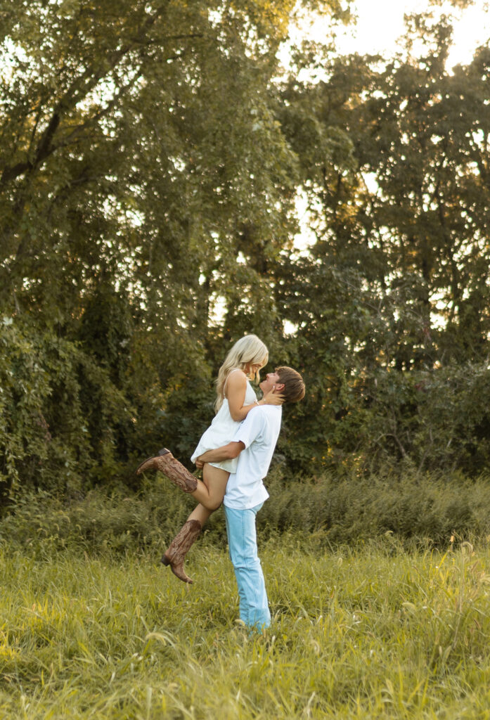 field engagement photos poses and romantic outfits