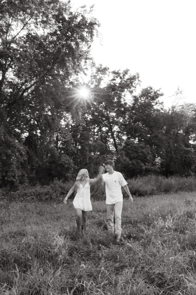 field engagement photos poses and romantic outfits